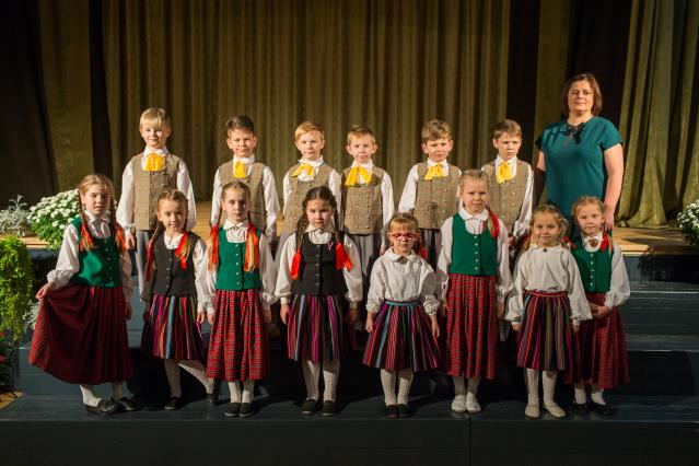Bērnu tautisko deju kolektīvs "Mazie Nebēdnieki"